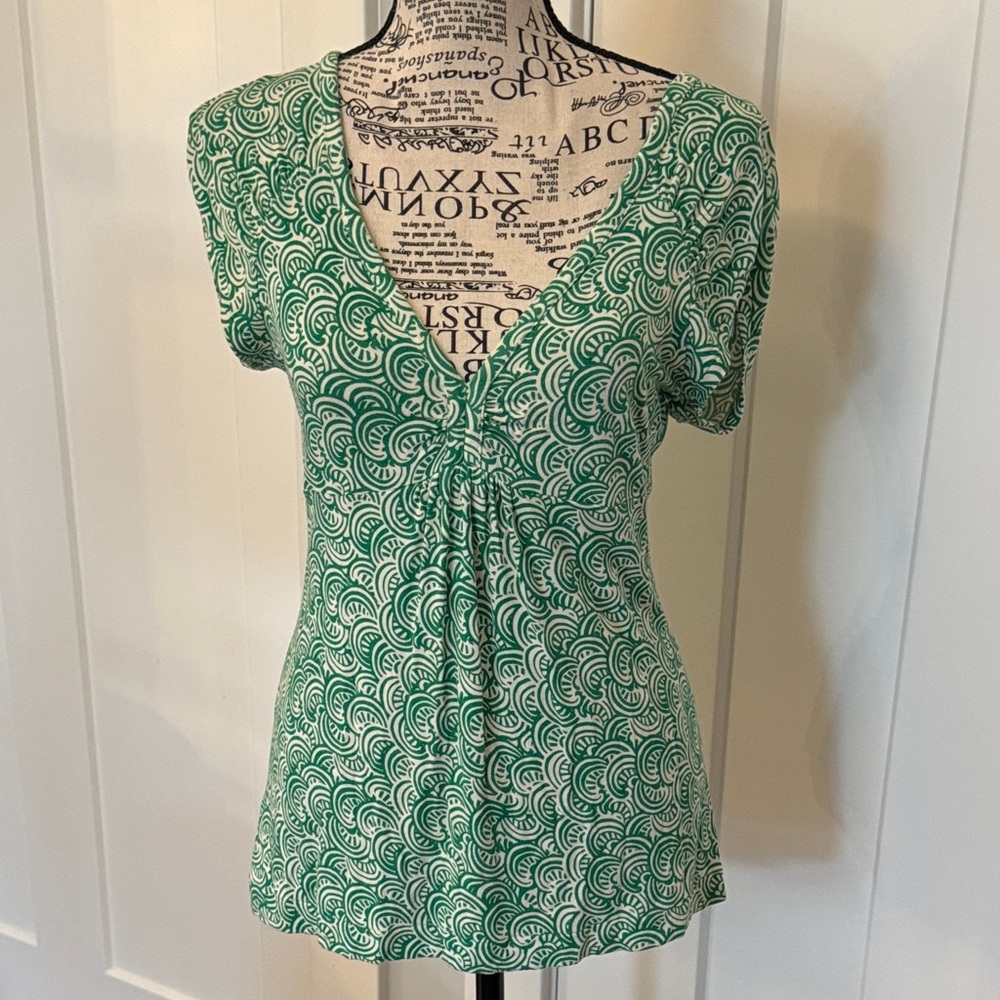 Banana Republic Green and White Patterned V-Neck Short Sleeve Top